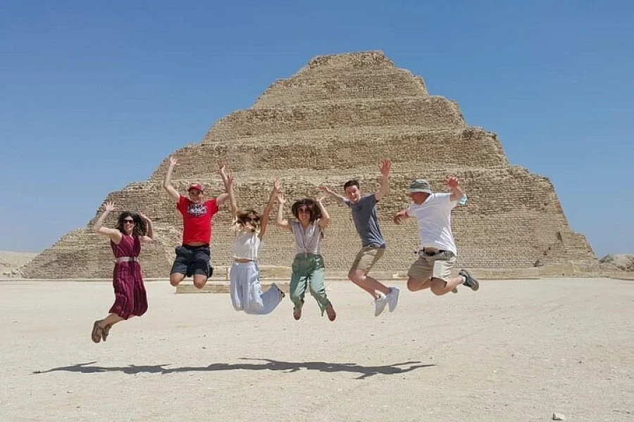 Le Maestose Piramidi di Saqqara: Tour Egitto Classico e Crociera sul Nilo